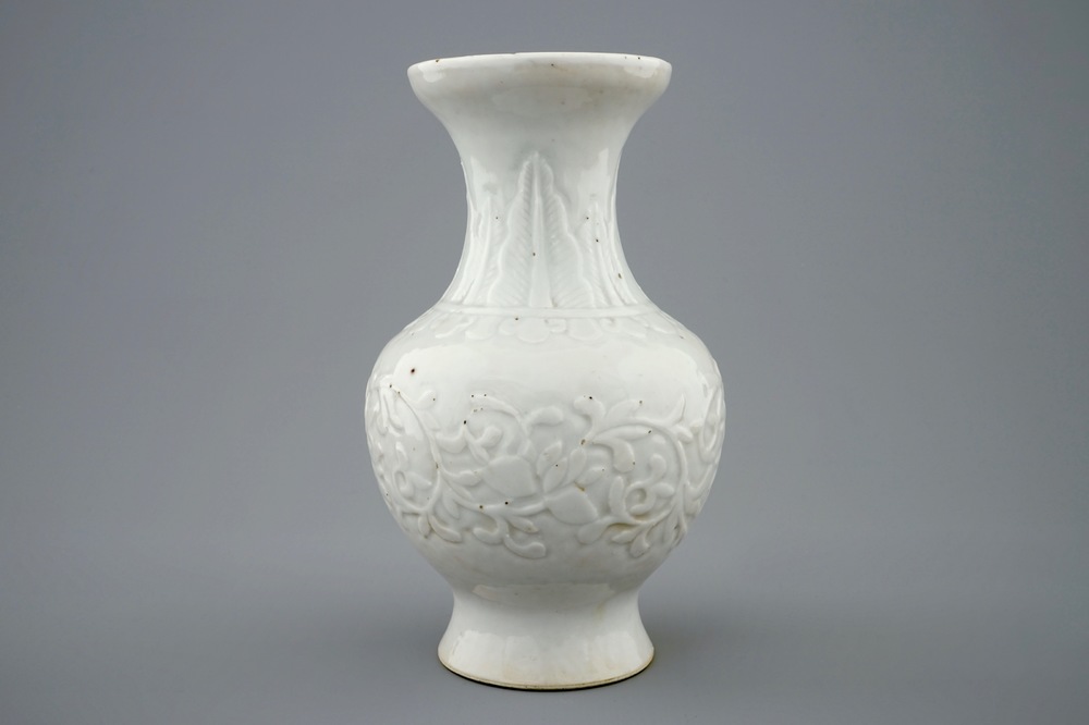 Een blanc de Chine vaasje met gemouleerd reli&euml;fdecor, Kangxi