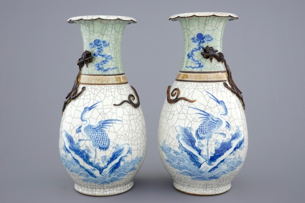 Une paire de vases en porcelaine de Chine &agrave; fond craquel&eacute;, 19&egrave;me