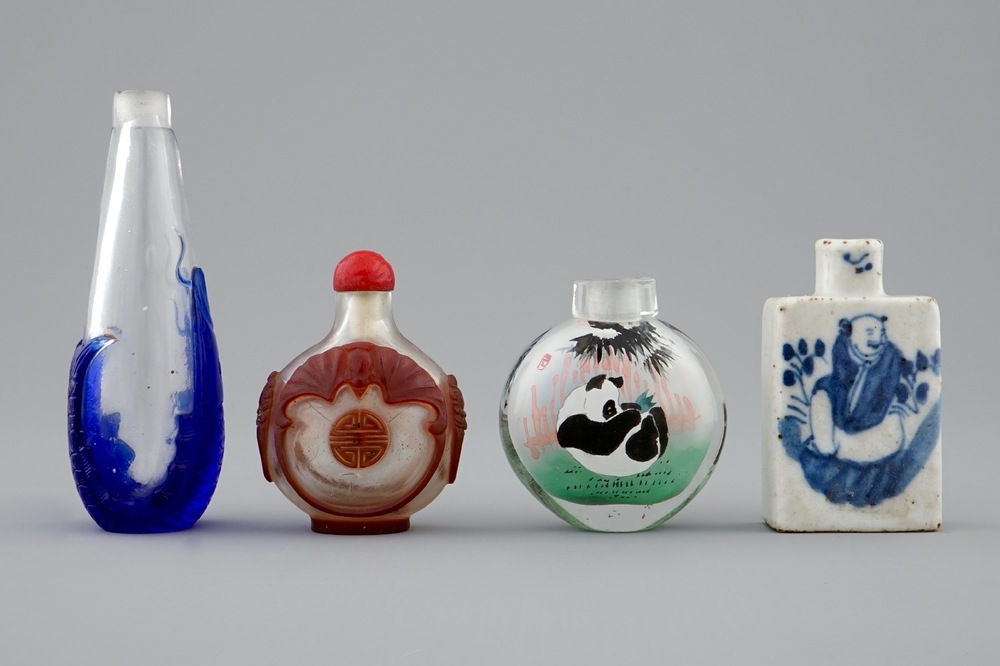 Een lot van vier Chinese snuifflesjes in glas en porselein, 19/20e eeuw