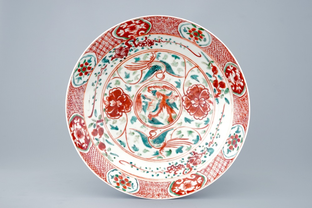 Een polychrome Chinese Swatow schotel met phoenixen, Ming Dynastie, 16/17e eeuw