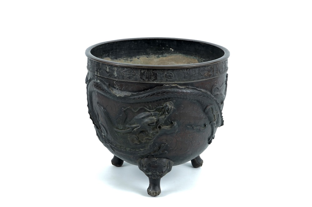 Een grote Japanse bronzen cachepot met reli&euml;fdecor van een draak en een phoenix, Meiji, 19e eeuw