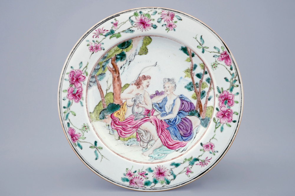 Een Chinees famille rose bord met mythologische voorstelling van Apollo en Daphne, Yongzheng