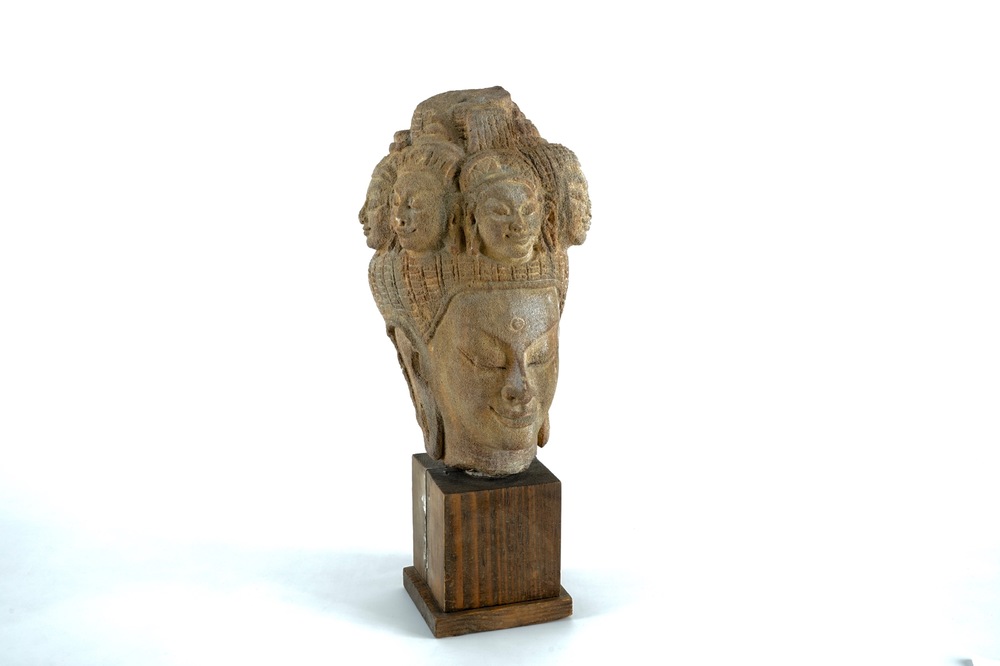 Een Sino-Tibetaans hoofd van Avalokiteshvara in gesculpteerde steen