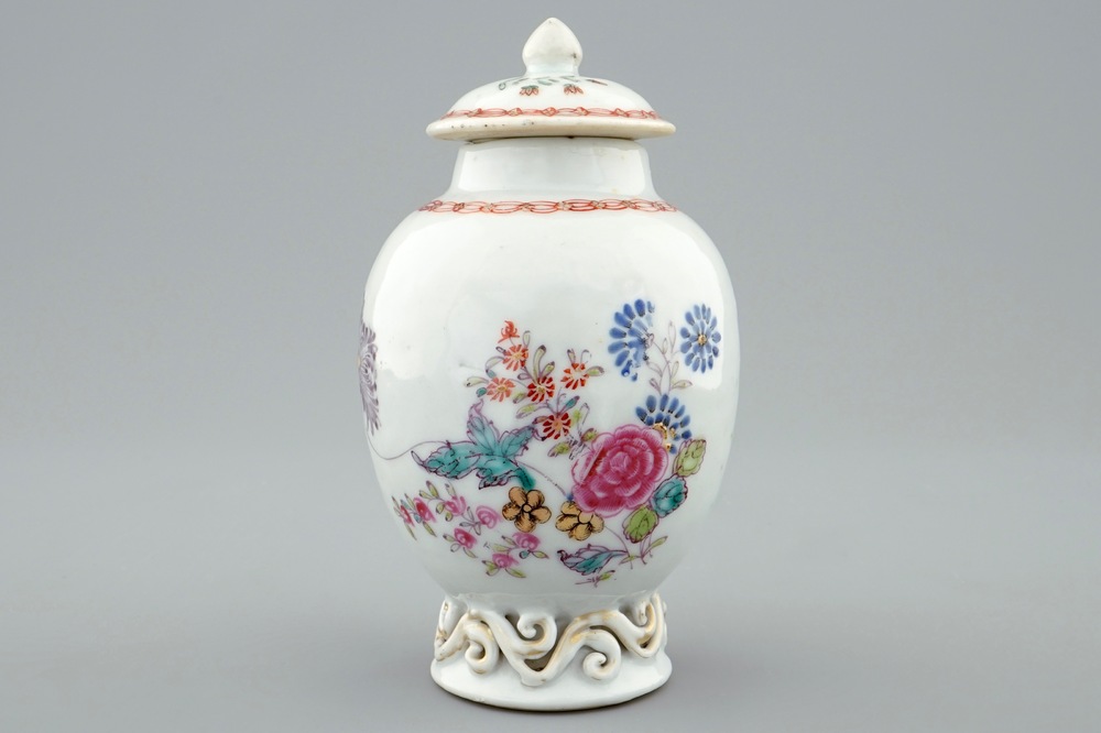 Een Chinese famille rose export theebus met deksel, Qianlong, 18e eeuw