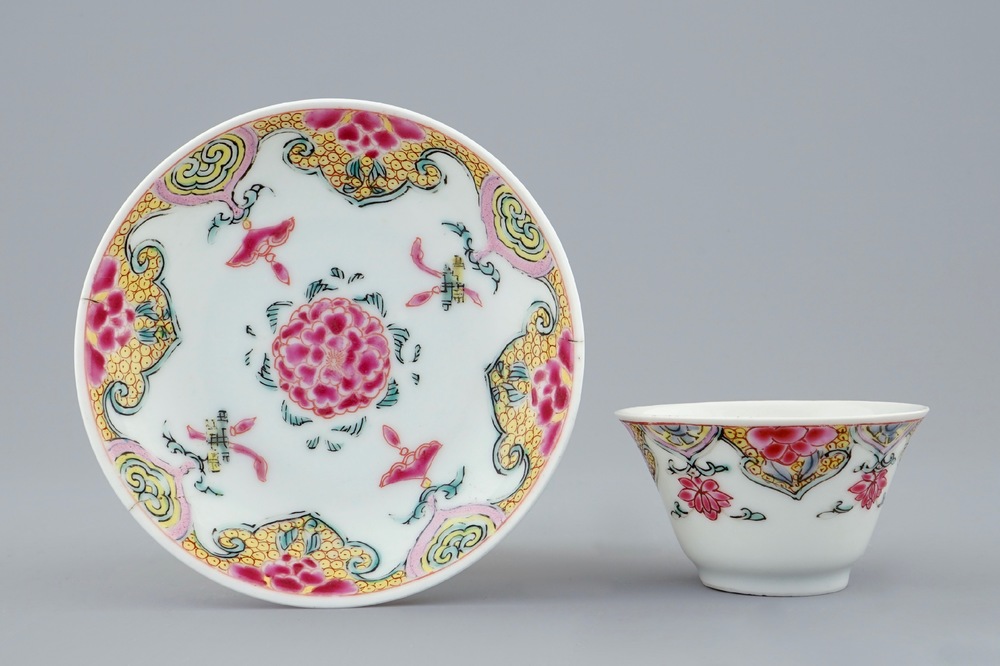 Une tasse et soucoupe en porcelaine de Chine famille rose, Yongzheng, 1723-1735