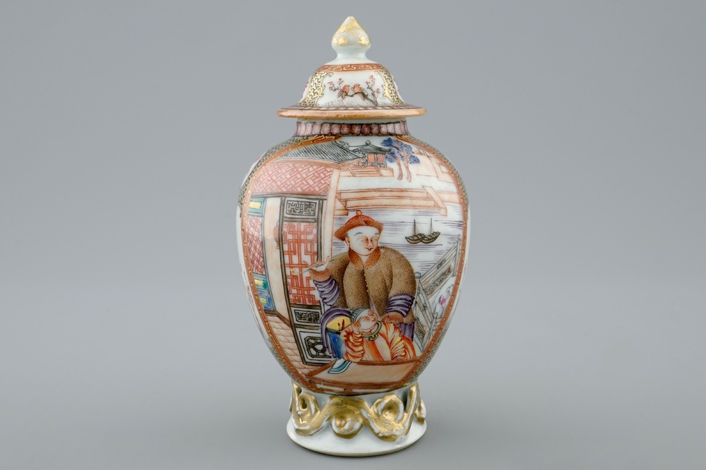 Een Chinese theebus met deksel met mandarijns decor, Qianlong, 18e eeuw