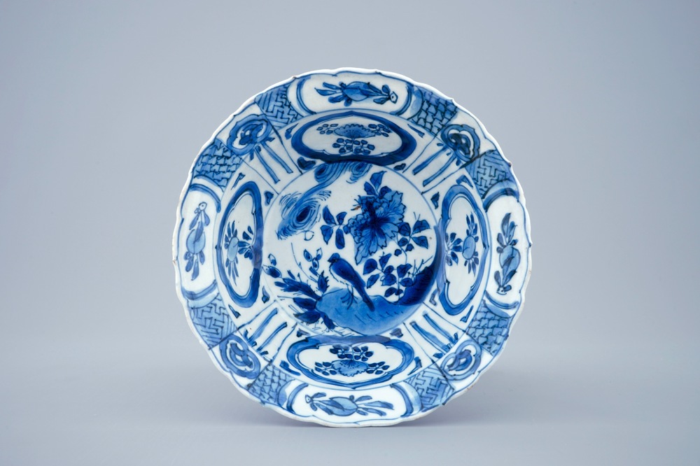 Een Chinese blauw-witte klapmuts kom met een vogel, Wanli, 1573-1619