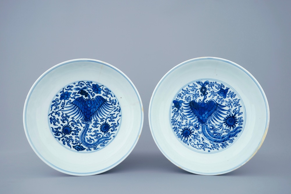 Een paar Chinese blauw-witte borden met phoenixen, Kangxi