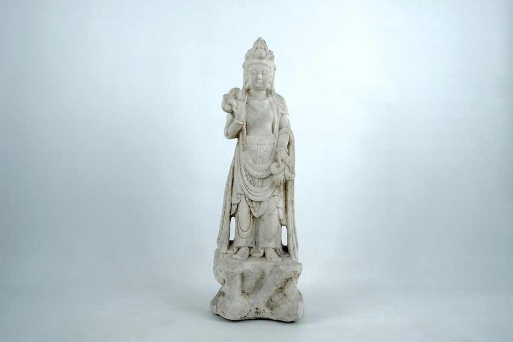 Een Chinese figuur van een vrouwelijke onsterfelijke in wit marmer