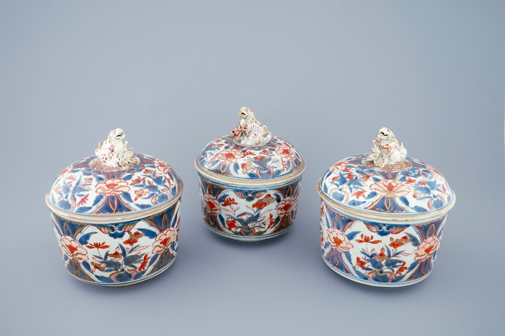 Een set van 3 ronde Japanse Imari dekseldozen, 18e eeuw