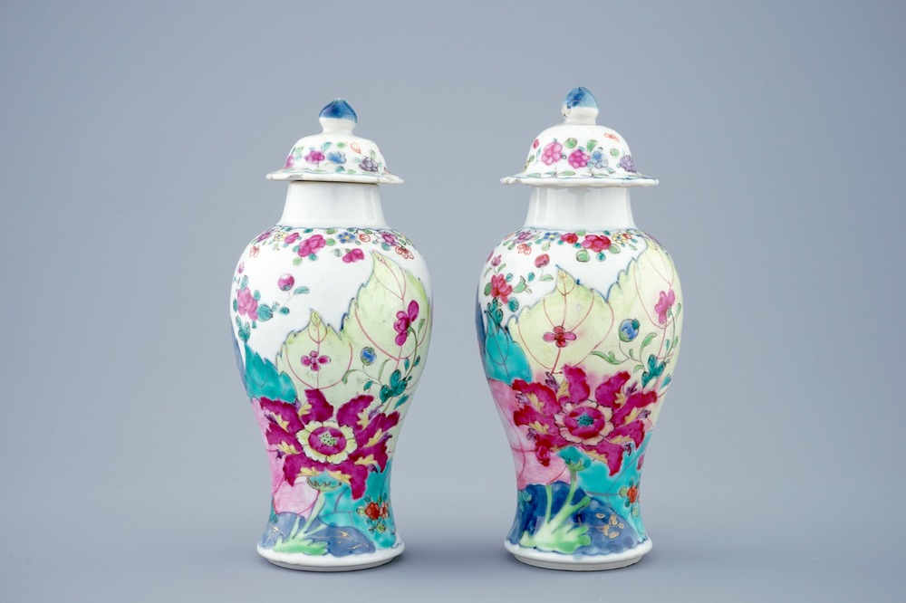 Une paire de vases &agrave; d&eacute;cor &quot;feuille de tabac&quot; en porcelaine de Chine famille rose, Qianlong, 18&egrave;me