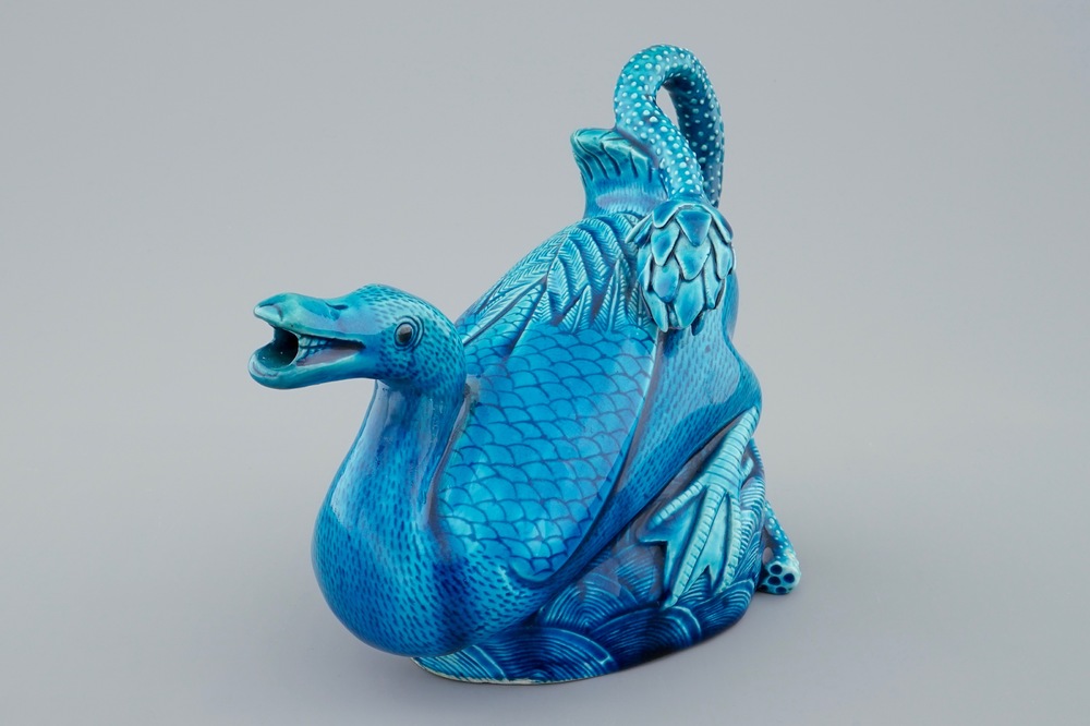 A Chinese turquoise glazed duck-shaped wine pot, 19th C.