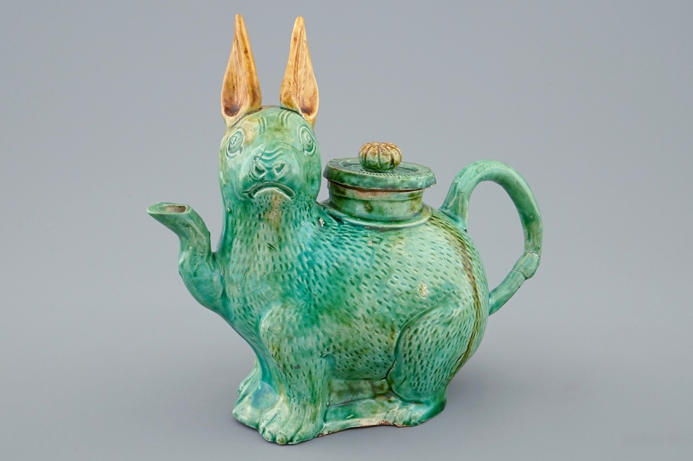 A Chinese famille verte biscuit ewer in the shape of a rabbit, 18/19th C.