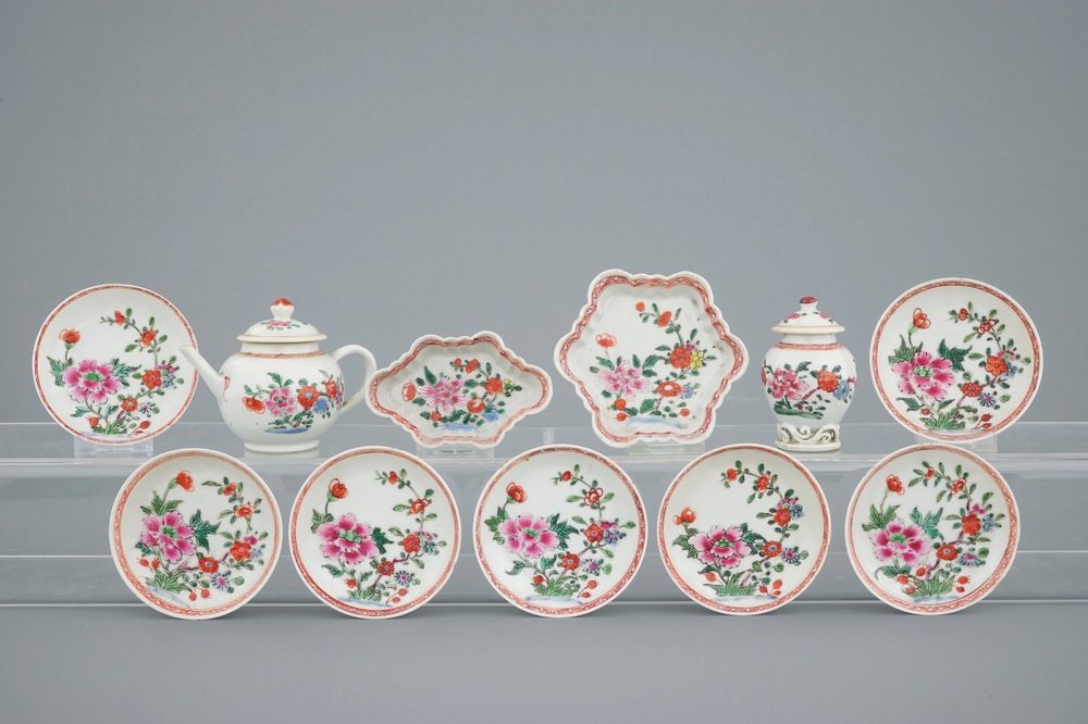 Een deel van een Chinees famille miniatuur theeservies, Qianlong, 18e eeuw