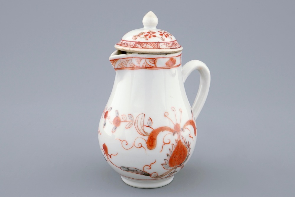 Une verseuse couverte en porcelaine de Chine rouge de fer et grisaille, Qianlong, 18&egrave;me