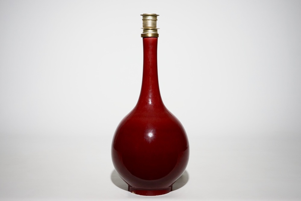 Een Chinese monochrome rode flesvormige vaas als lamp gemonteerd, 19e eeuw