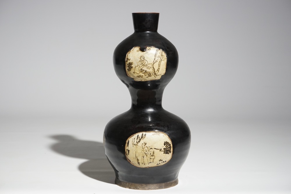 Un vase de forme double gourde de type cizhou, Chine, Yuan ou Ming
