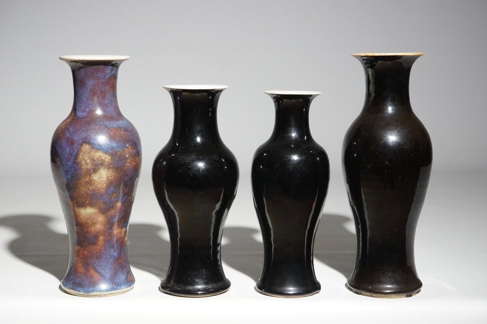 Un lot de 3 vases en porcelaine de Chine noir et un vase flamb&eacute;, 19/20&egrave;me