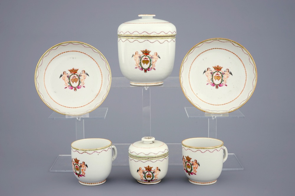 Une partie d'un service &agrave; th&eacute; en porcelaine de Chine famille rose et dor&eacute; aux ch&eacute;rubins, Qianlong, 18&egrave;me