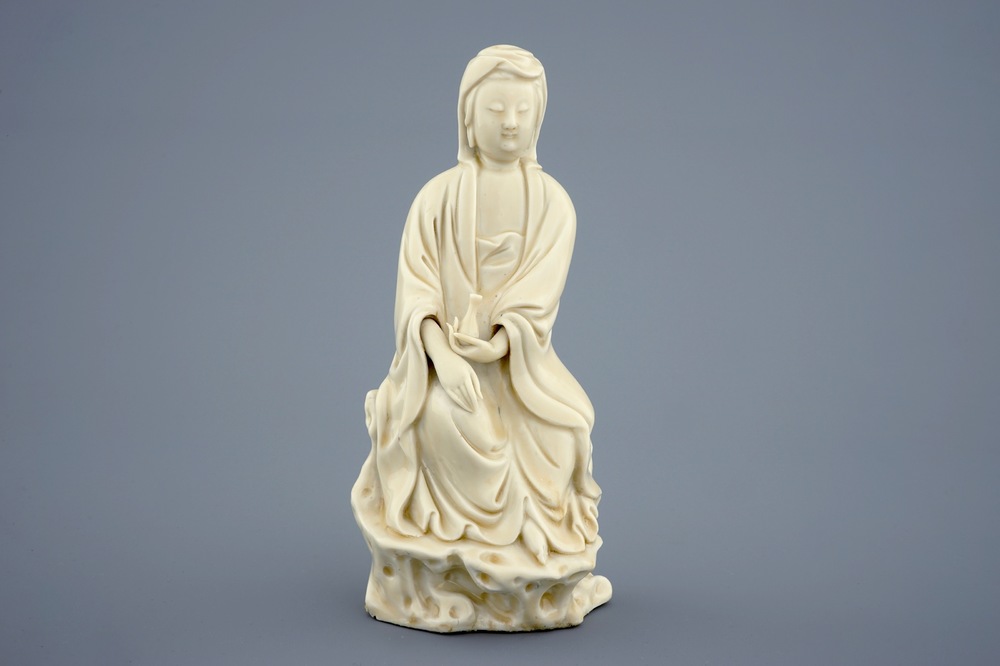 Een Chinese Dehua blanc de Chine figuur van Guanyin, 18e eeuw