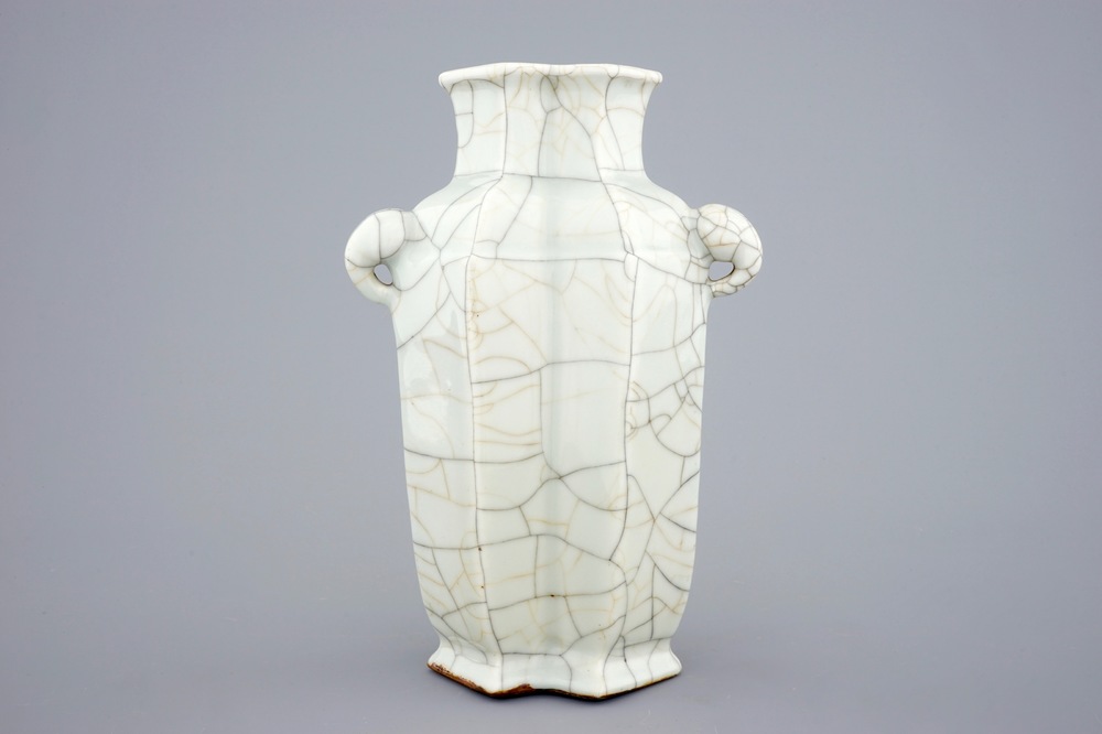 Een Chinese vaas in dubbele lozenge vorm met craquel&eacute; glazuur, 18/19e eeuw