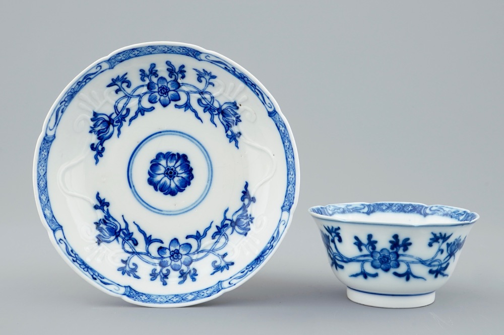 Een Chinese blauw-witte soft paste kop en schotel met reli&euml;fdecor, Qianlong, 18e eeuw