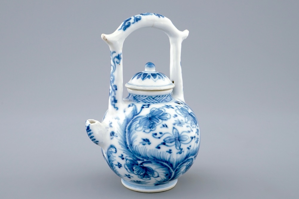 Une th&eacute;i&egrave;re en porcelaine de Chine bleu et blanc, Kangxi