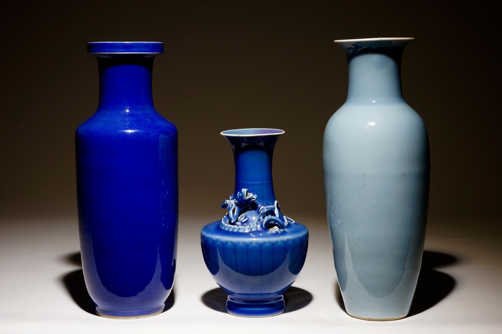 Un lot de 3 vases en porcelaine de Chine monochrome bleu, 19&egrave;me