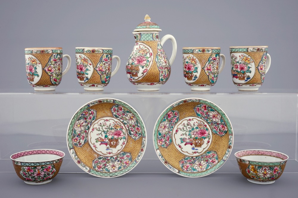 Une partie d'une service &agrave; th&eacute; en porcelaine de Chine famille rose et dor&eacute;, Yongzheng, 1723-1735