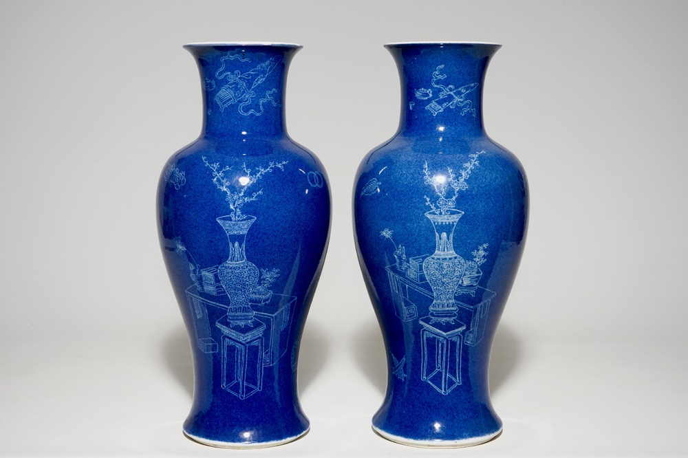 Een paar Chinese vazen met onderglazuur decor op bleu poudr&eacute; fond, 19e eeuw