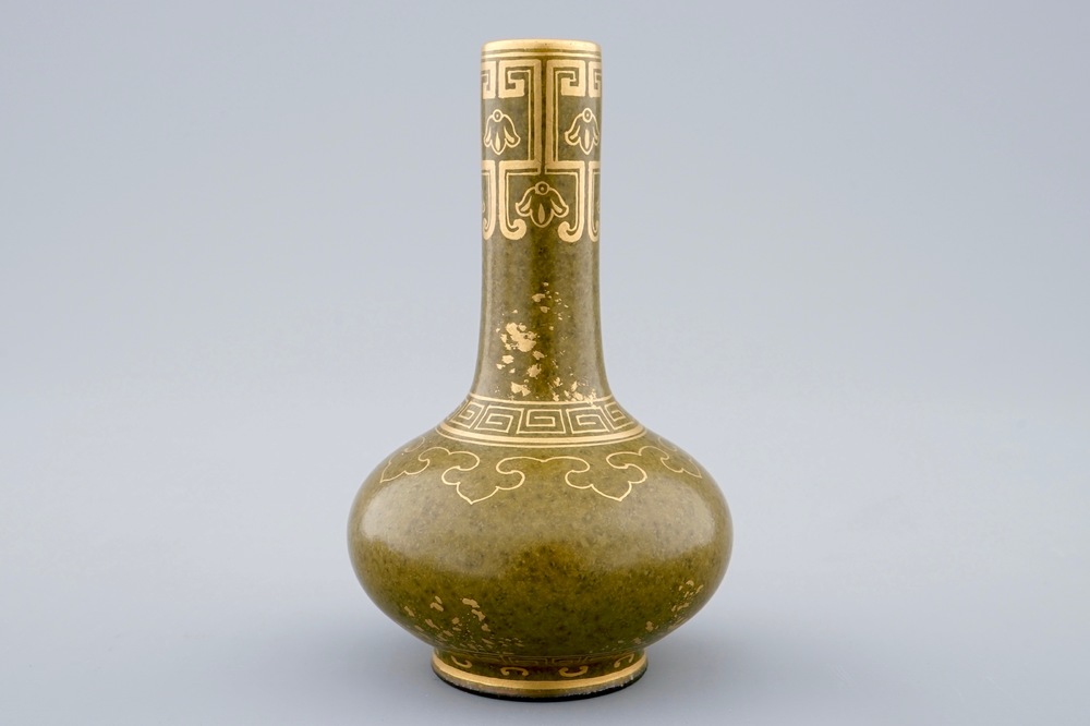 A Chinese miniature vase imitating gold-splashed bronze, 20th C.