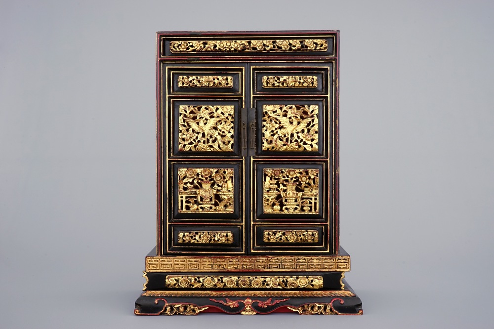 Een gestoken, verguld en gelakt houten kabinet, China, 19e eeuw