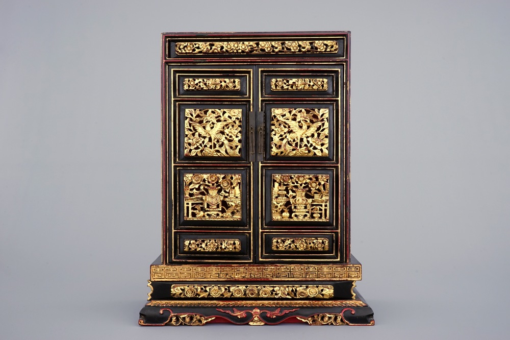 Un cabinet chinois en bois sculpt&eacute;, laqu&eacute; et dor&eacute;, 19&egrave;me