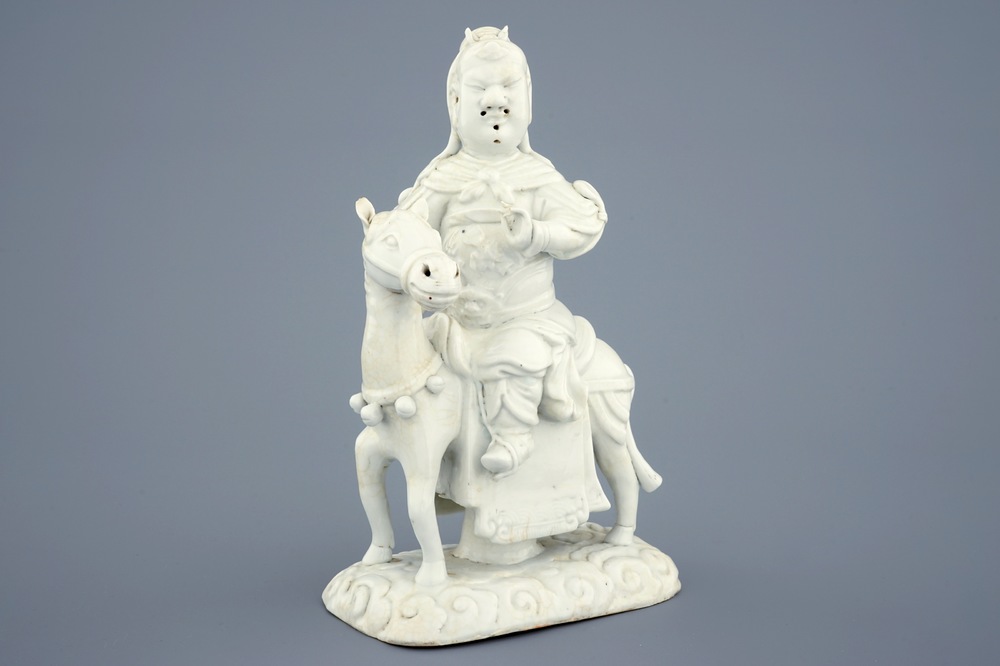 Een Chinese Dehua blanc de Chine figuur van Guandi, God van de oorlog, Ming Dynastie, Chongzhen (1627&ndash;1644)