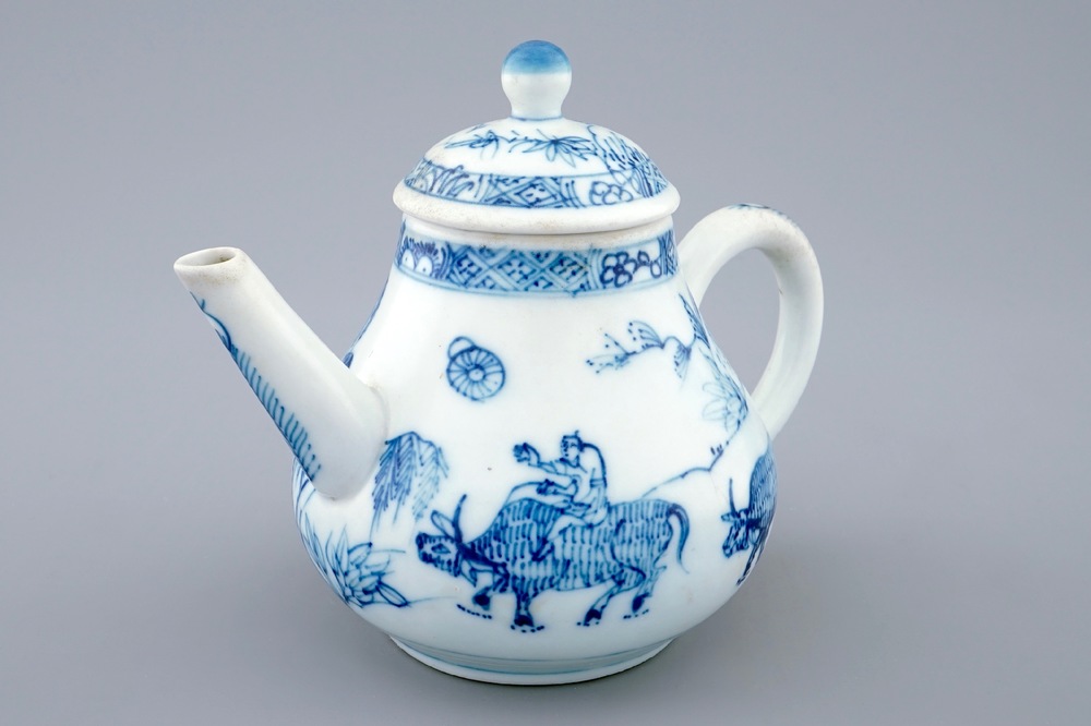 Une th&eacute;i&egrave;re et son couvercle en porcelaine de Chine bleu et blanc, Yongzheng/Qianlong