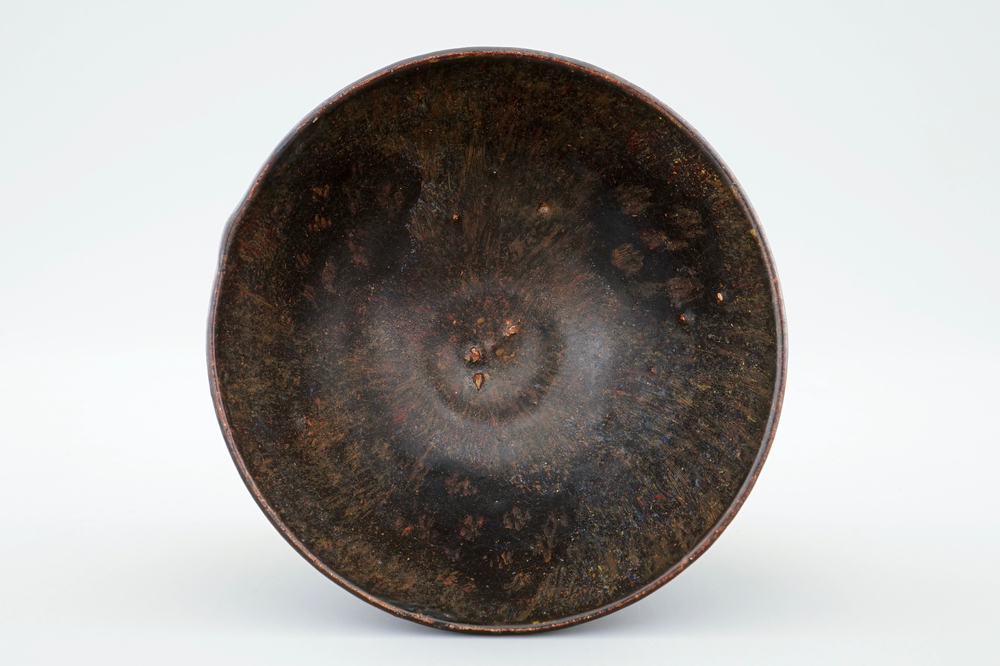 Een Chinees jizhou glazuur kommetje, wellicht Song Dynastie, 10e/13e eeuw