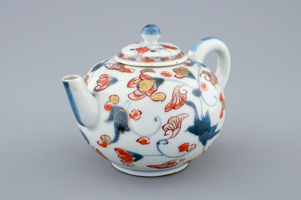 A fine Japanese Imari teapot and cover, Edo, 18th C.