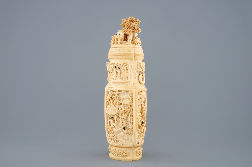 Un vase et son couvercle en ivoire sculpt&eacute; &agrave; d&eacute;cor de figures dans un paysage, vers 1900