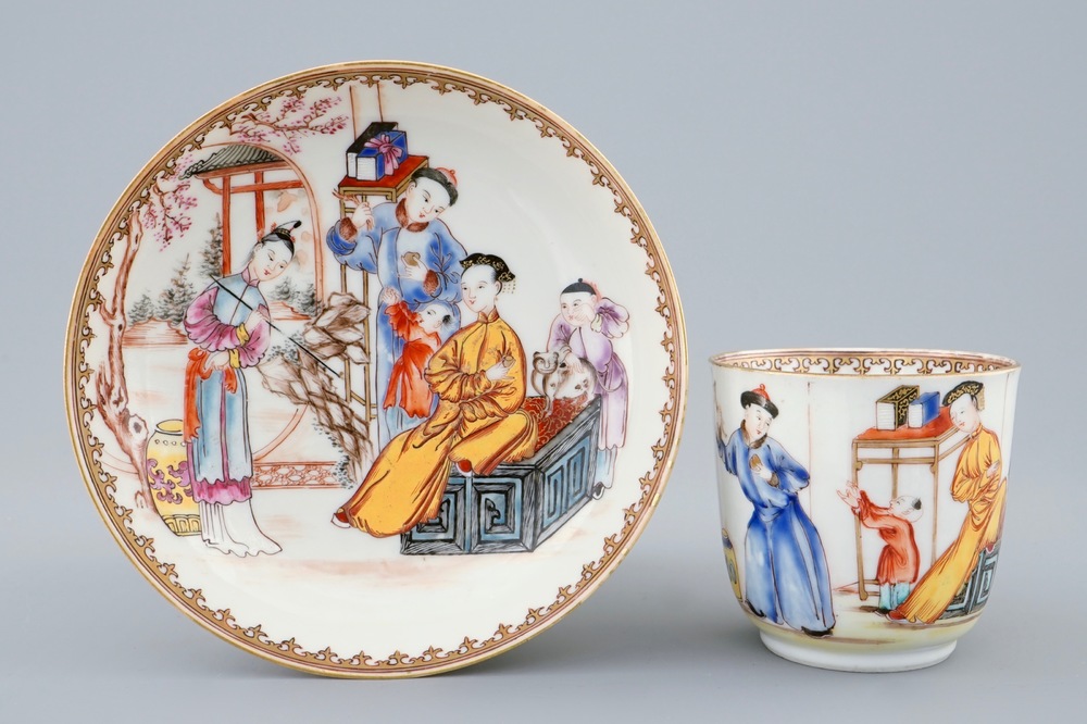 Een fijne Chinese famille rose kop en schotel met mandarijns decor, Qianlong, 18e eeuw