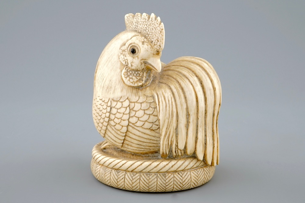 Un netsuke sign&eacute; en ivoire en forme d'un coq, Japon, 19&egrave;me