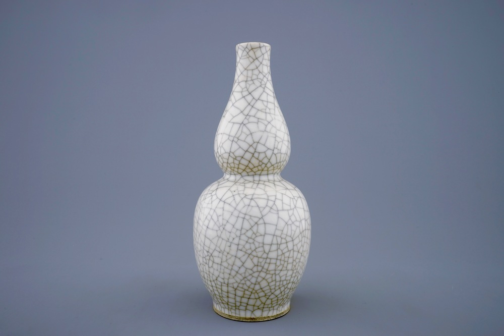 Un vase monochrome de forme double gourde en porcelaine de Chine craquel&eacute;, 19&egrave;me