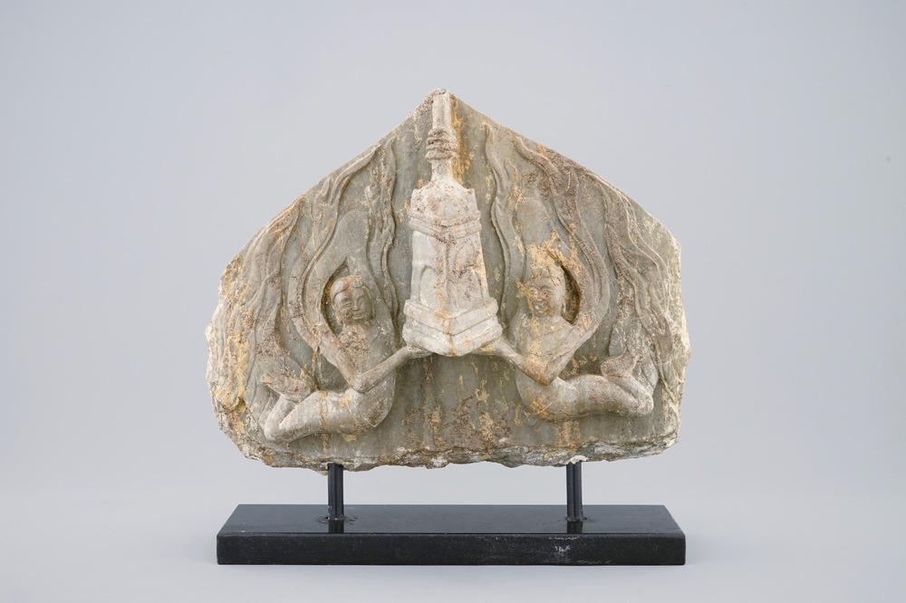 Een fragment van een Chinees marmeren reli&euml;f, Noordelijk Qi of Sui Dynastie, 6/7e eeuw