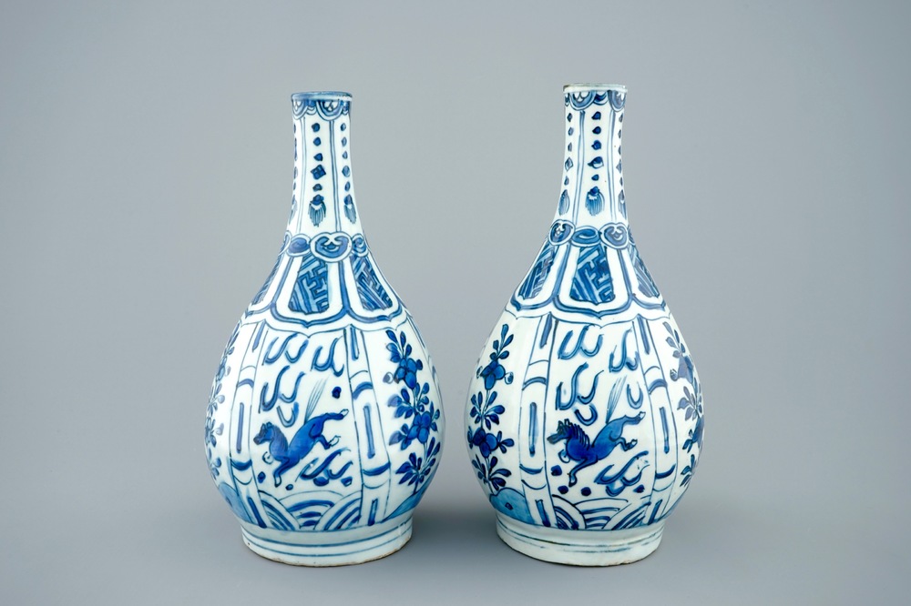 Een paar Chinese blauw-witte flesvormige vazen met paarden, Ming Dynastie, Wanli, 1573-1619