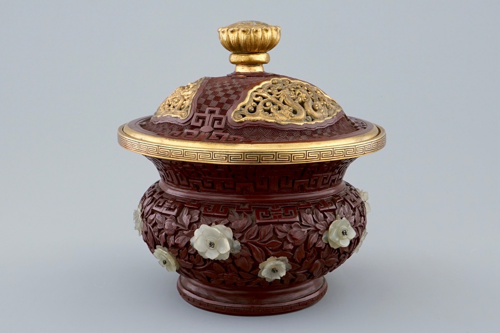 An unusual round Chinese lacquer box and cover with jade inset, 19/20th C.