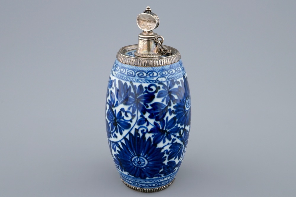 Een blauw-witte Chinese tonvormige gin fles met zilveren montuur, Kangxi