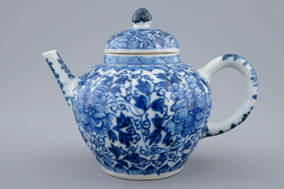 Een Chinese blauw-witte theepot met deksel, Kangxi