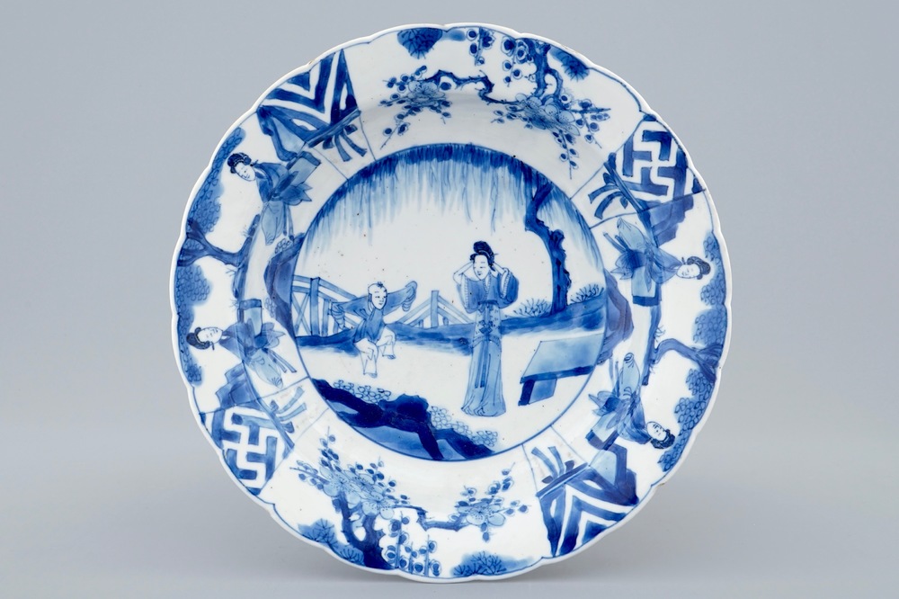 Een Chinees blauw-wit bord in kraak stijl, Kangxi