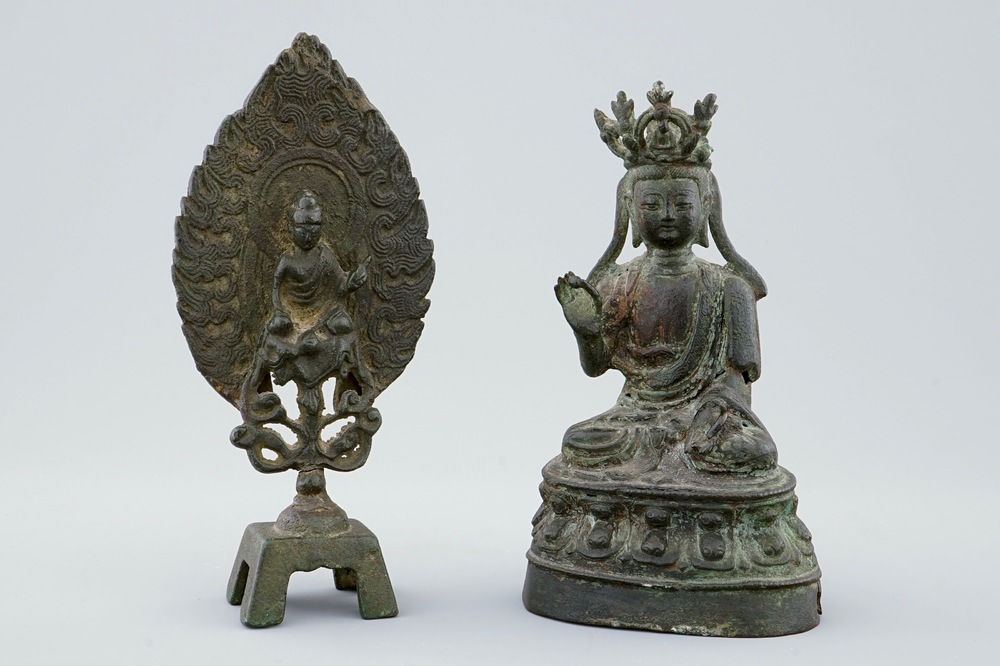 Twee Chinese bronzen figuren van Boeddha met inscriptie, Ming Dynastie