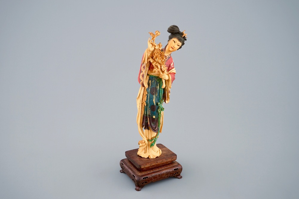 Een polychrome Chinese ivoren figuur van Guanyin op houten sokkel, 19e eeuw