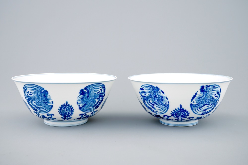 Une paire de bols en porcelaine de Chine bleu et blanc aux ph&eacute;nix, Kangxi
